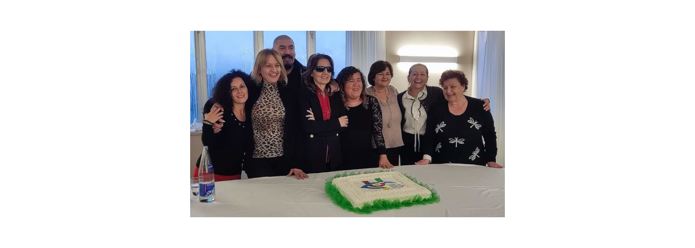 Il Consiglio UICI e il segretariato davanti a una torta con il logo dell&#039;Unione Ciechi e ipovedenti di Ascoli Piceno e Fermo