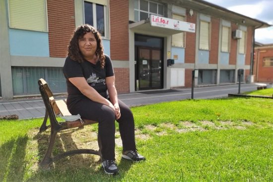 Eleonora De Cesaris seduta su una panchina del parco all'esterno della sede UICI