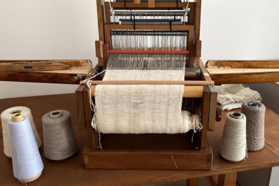 foto del telaio presente nel laboratorio di tessitura
