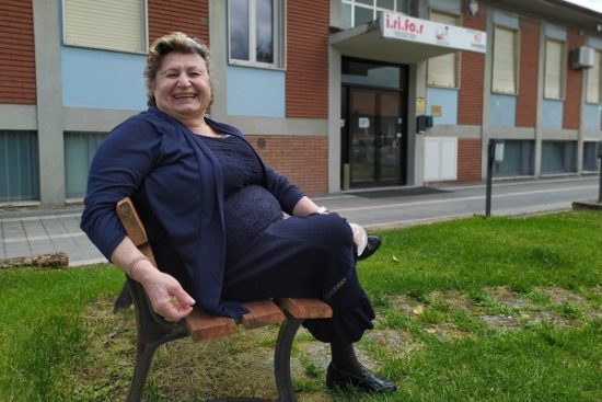 Maria Felicia Gabrielli seduta su una panchina del parco esterno alla sede UICI