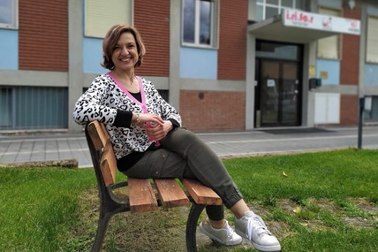 Maruska Andrelli seduta su una panchina