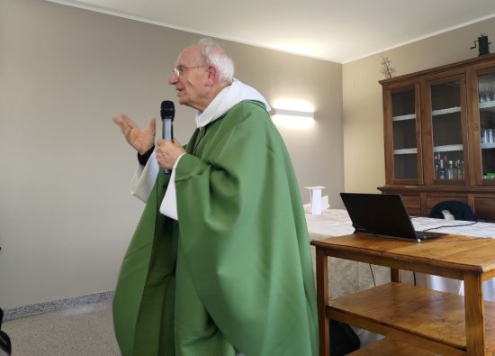 Don Vincenzo Catani, in tonaca verde, celebra la messa