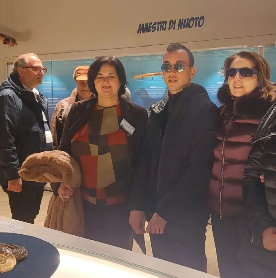 la foto ritrae alcuni soci in piedi all'interno del museo del mare