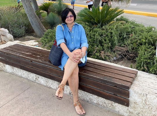 La foto ritrae Anna Camilla Marano seduta su una panchina