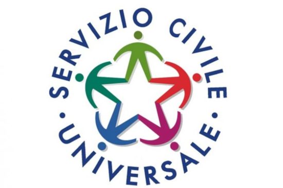 Il logo del servizio civile universale: cinque omini stilizzati di colori diversi, dal verde al rosso, si tengono per mano e formano una stella. Intorno, in azzurro, la scritta servizio civile universale