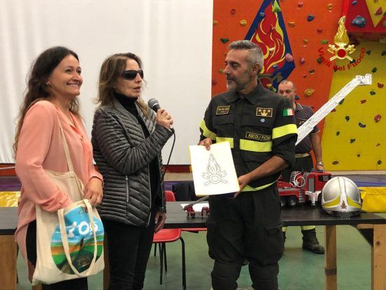 La presidente Uici Gigliola Chiappini e la segretaria Uici, Margherita Anselmi, con uno dei dirigenti dei vigili del fuoco di Ascoli Piceno all'interno della sede provinciale