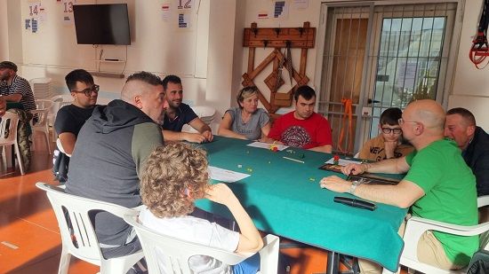 Gruppo di persone riunite al tavolo gioco