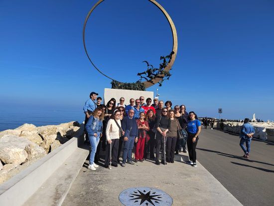 Il gruppo Uici sul molo sud di San Benedetto del Tronto posa davanti al monumento dedicato al gabbiano Jonathan