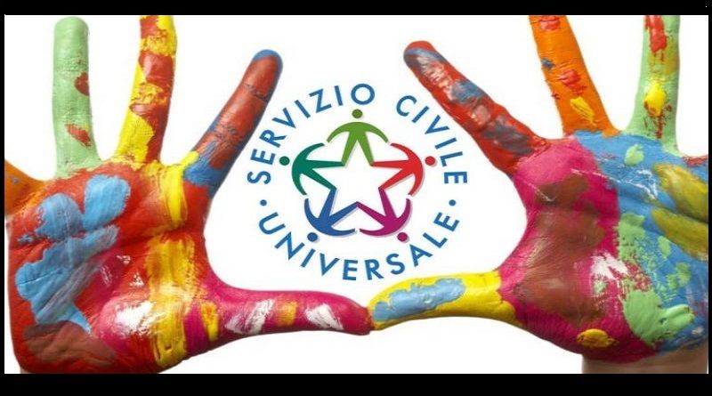 Immagine con due mani piene di colori con i pollici che si toccano e al centro il logo del Servizio Civile Universale