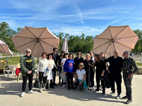 Gruppo di volontari e soci in posa per una foto di gruppo