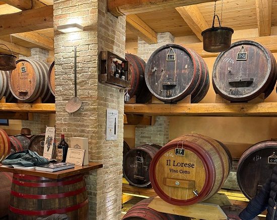 botti di vino sulle mensole