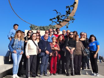 La foto ritrae un gruppo di soci sul molo di San Benedetto del Tronto