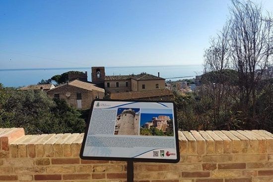 Il pannello accessibile sistemato sul paese alto di Grottammare. Sullo sfondo il bellissimo panorama del vecchio incasato con il mare e il cielo
