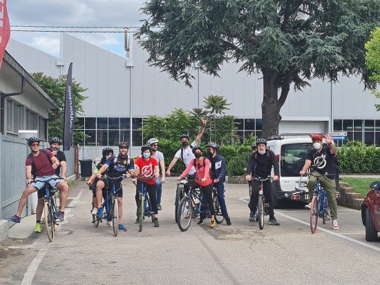 Soci uici e volontari in sella alle bici pronti a partire per la tandem 2022