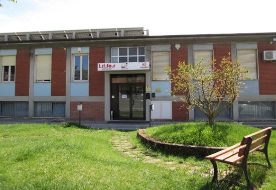 La sede Uici di Ascoli Piceno. In primo piano l'ingresso, davanti un bel prato verde